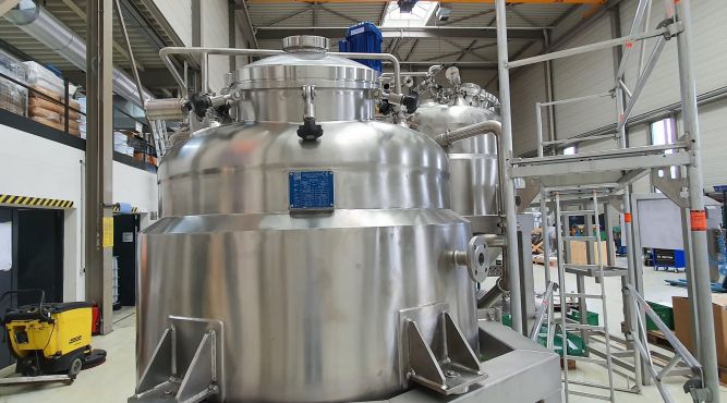 Reaktor procesowy z płaszczem grzejnym i izolacją